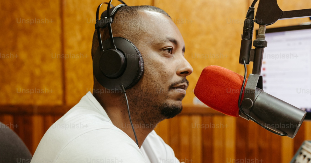 ¿Por qué cambia el tono de la voz hablada?