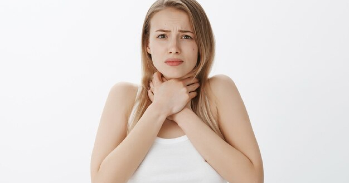 ¿Por qué se generan tensiones en el cuello al cantar?