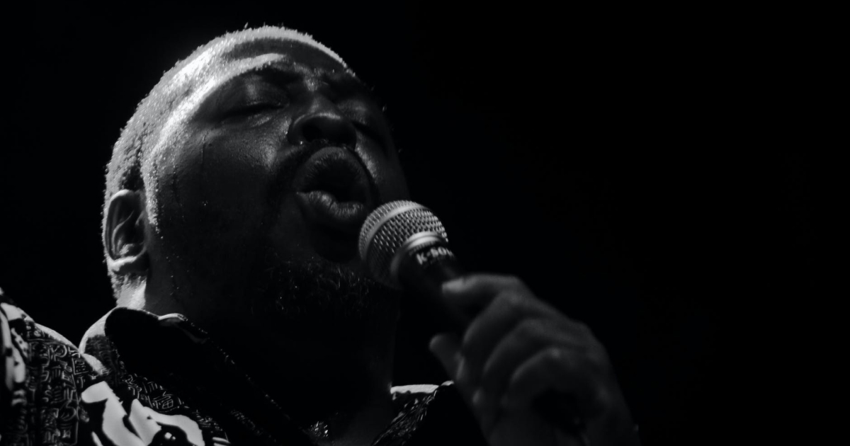 ¿Cómo encuentro o desarrollo el vibrato para cantar?